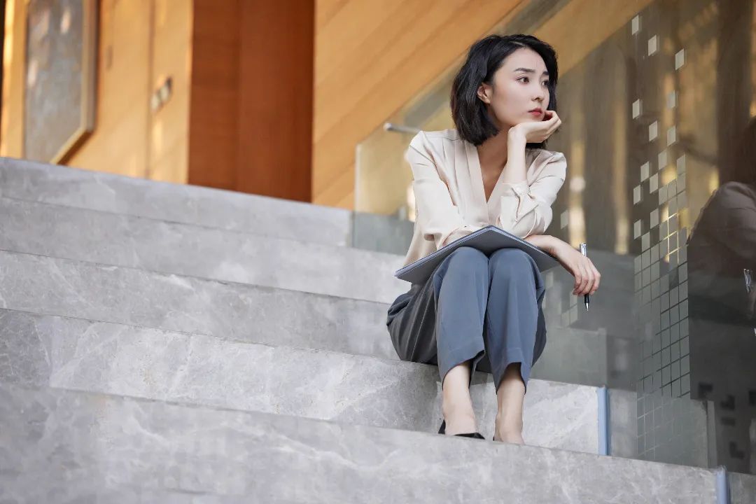 發現老公曖昧信息後的震驚與痛苦