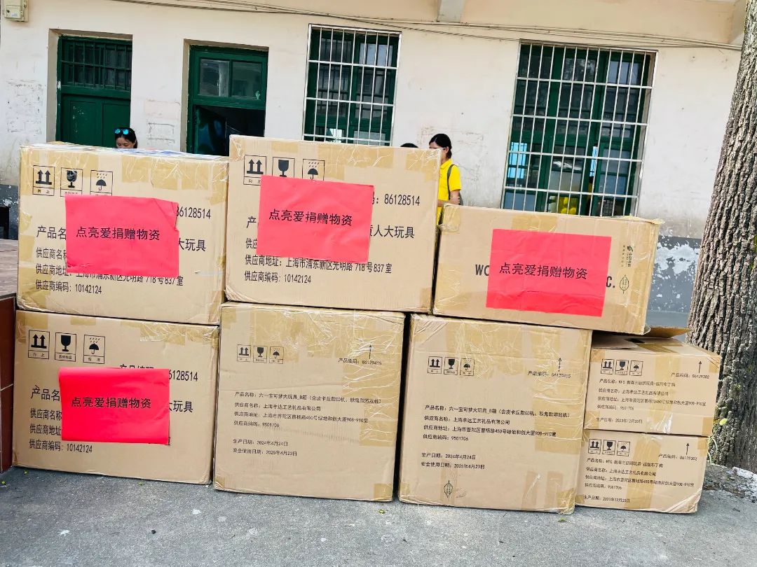 助學團隊與學校師生合影